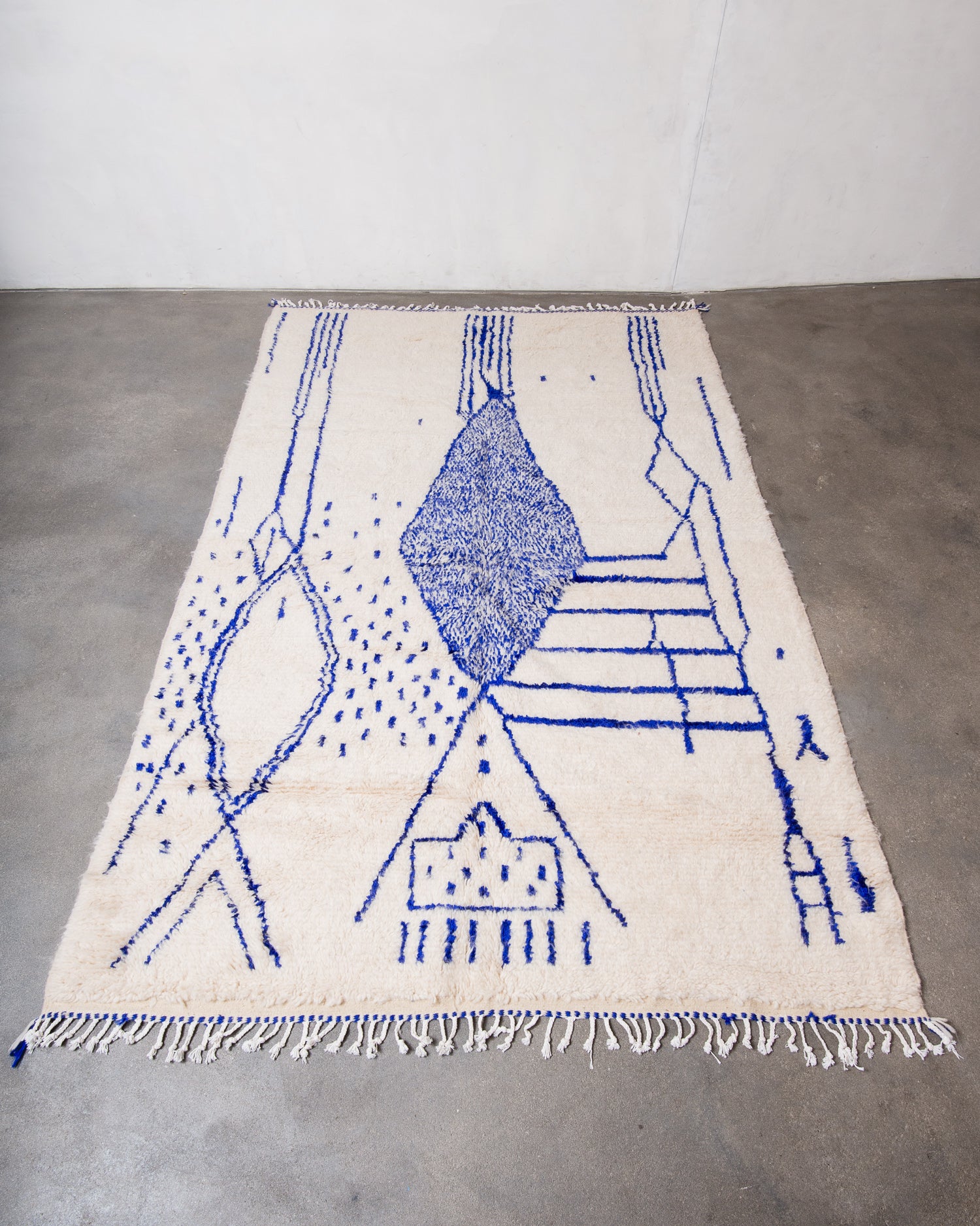 Modern designer handcrafted Berber rug from Morocco. Azilal rug with beautiful colours and patterns. Made of sheep’s wool and colourful cotton.